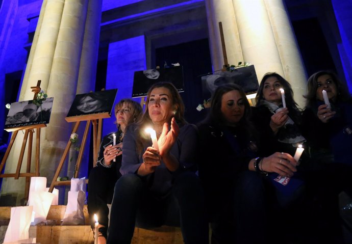 Mujereles libanesas celebran una vigilia en homenaje a las mujeres asesinadas