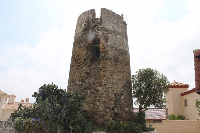 Torre vigía del faro de Calaburras