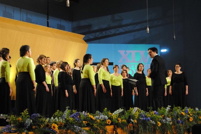 Actuación de uno de los coros en el Certamen Coral de Ejea 