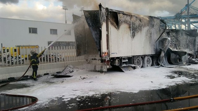 Incendio de un camión en el puerto de Algeciras (Cádiz)
