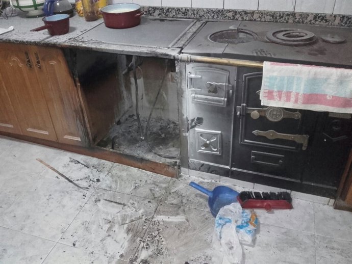 Horno incendiado en una cocina de una vivienda 