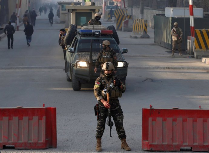 Las fuerzas de seguridad afganas acordonan la zona de la explosión