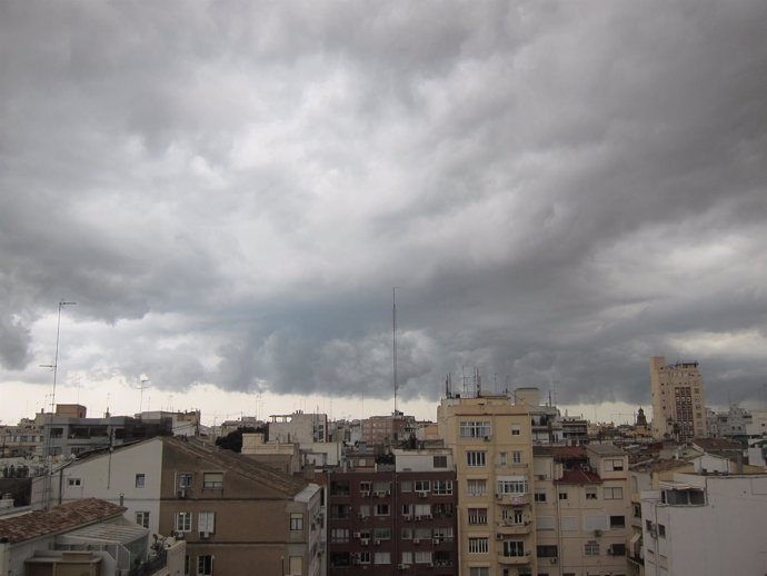 Tormenta, lluvia y nubes en València              