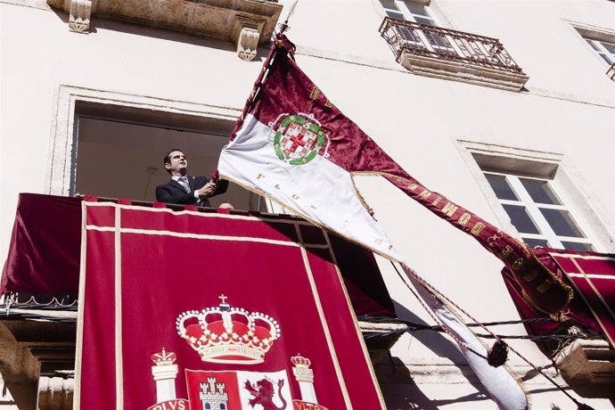 El alcalde de Almería tremolea el Pendón