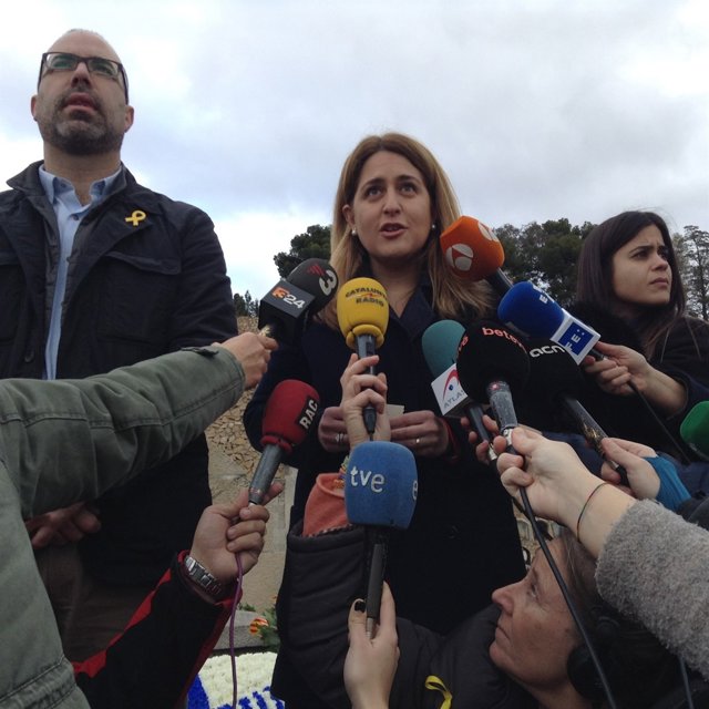 Marta Pascal (PDeCAT) davant la tomba de Francesc Macià