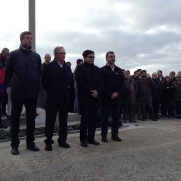 J.Martí, X.Trias, G.Pisarello i A.Bosch davant la tomba de Francesc Macià