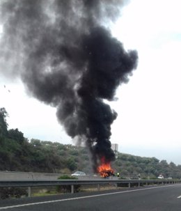 Coche incendiado en la A-49.