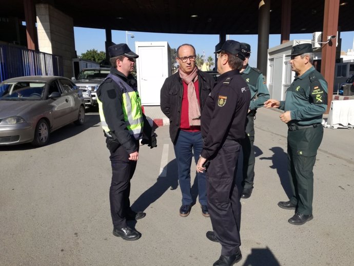 Visita a los agentes con motivo de la Navidad.