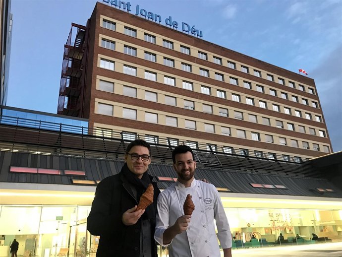 Los pasteleros Oriol Balaguer y Lluís Costa en el Hospital Sant Joan de Déu
