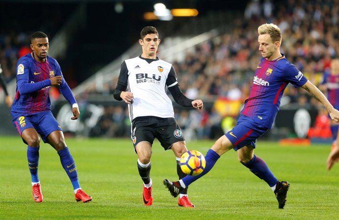 Gonçalo Guedes, del Valencia, rodeado de Nélson Semedo e Ivan Rakitic, del Barça