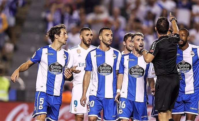 El Deportivo protesta una acción ante el Real Madrid