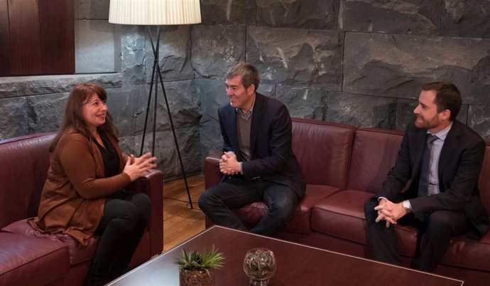 Clavijo recibe a la escritora Fátima Martín