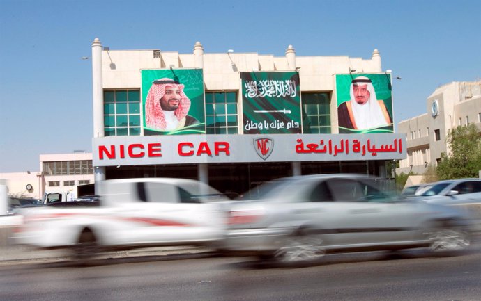 Imágenes del rey Salman de Arabia Saudí y el príncipe heredero