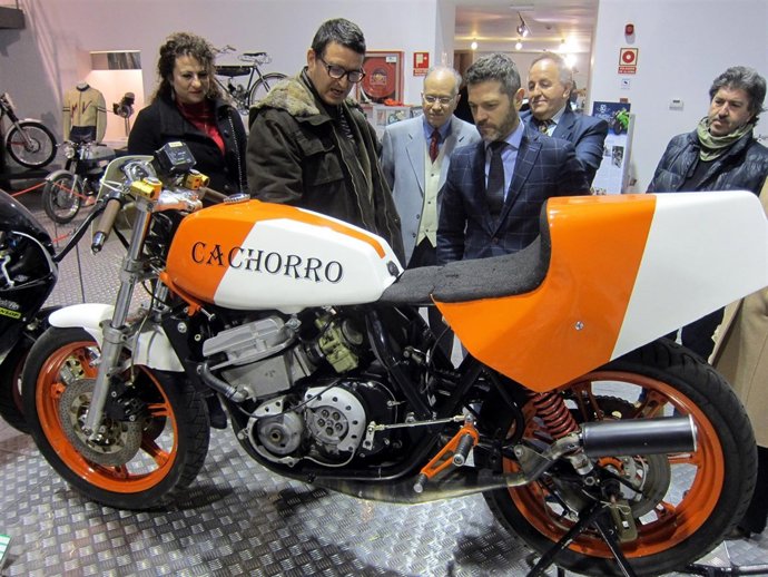 Autoridades observan una de las motos de la exposición