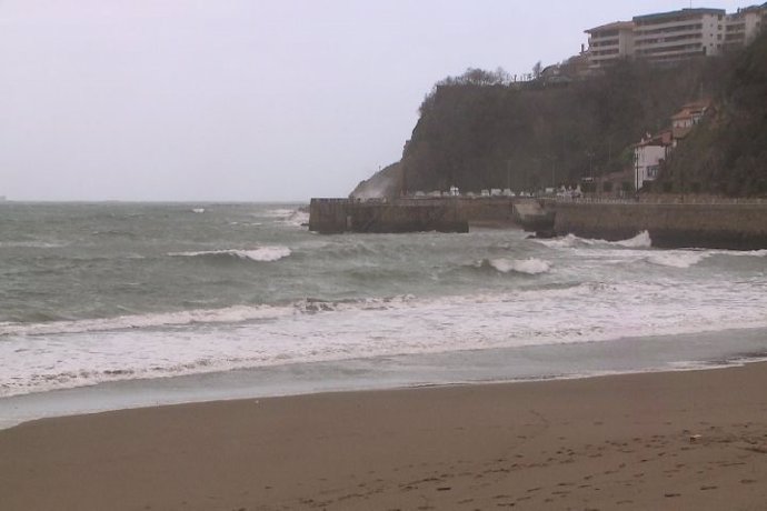 Oleaje en la playa de Ereaga (Getxo)