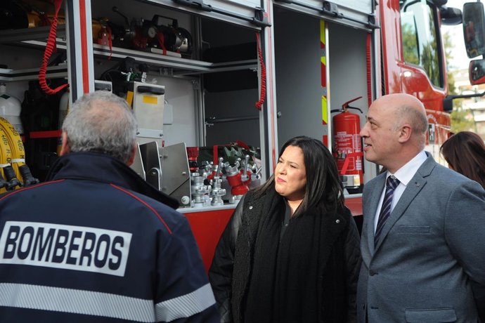 El presidente de la Diputación (dcha.) contempla uno de los nuevos vehículos