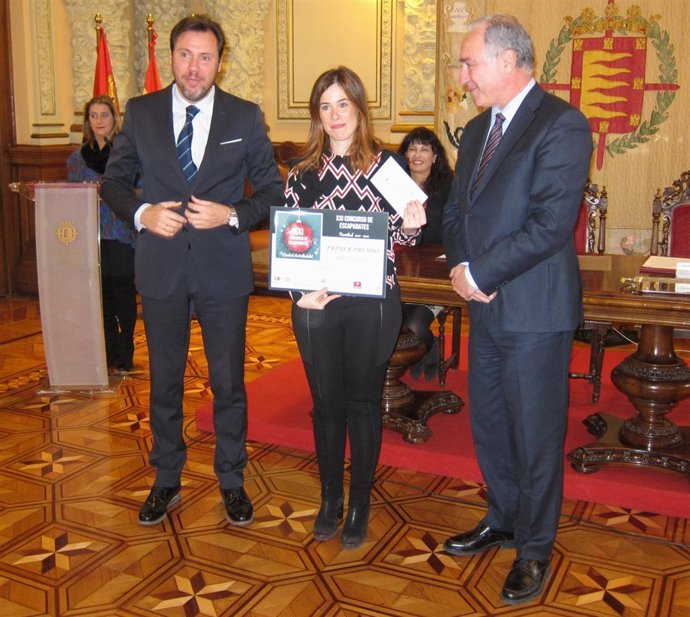El alcalde de Valladolid y el concejal Antonio Gato, con la ganadora del premio