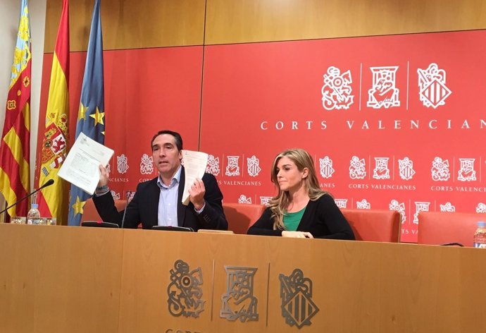 Los diputados del PP Rubén Ibáñez y Eva Ortiz en la rueda de prensa 