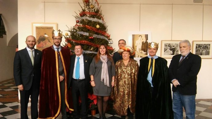 Barbero (centro), junto a los Reyes Magos y organizadores