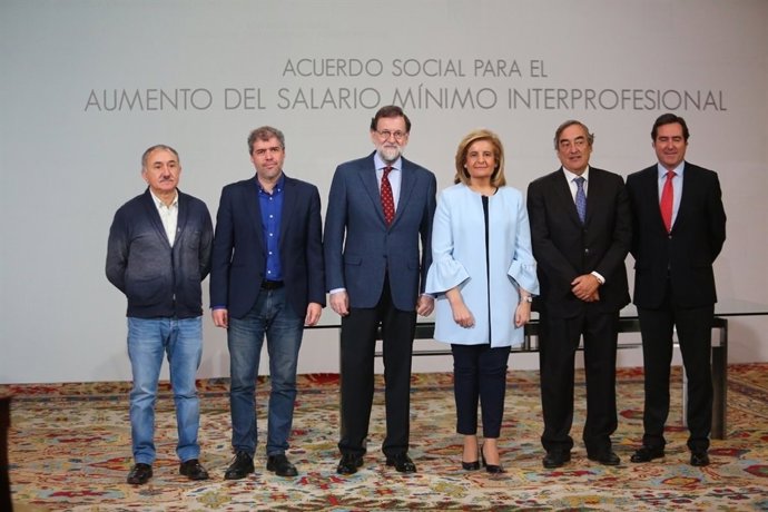 Mariano Rajoy preside la firma del acuerdo social para la subida de