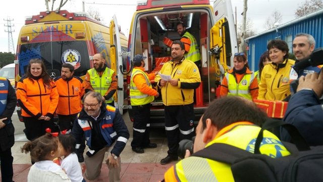 Javier Barbero entregando regalos a los niños de Valdelatas y San Roque
