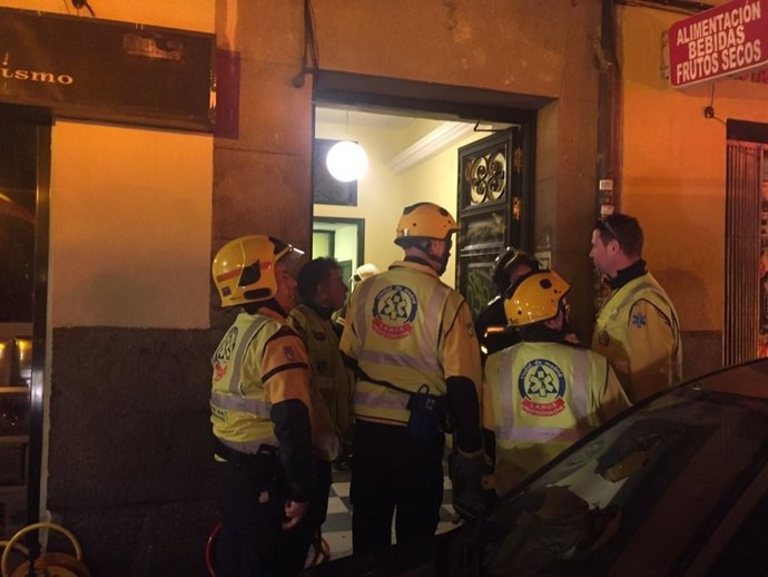 Miembros del Samur en Travesía de Conde Duque donde se descolgó un ascensor