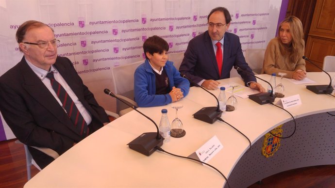 Palencia: el alcalde (I) con el niño que será el Obispillo