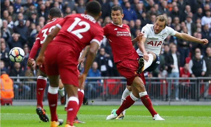 Kane dispara a puerta ante la defensa del Liverpool