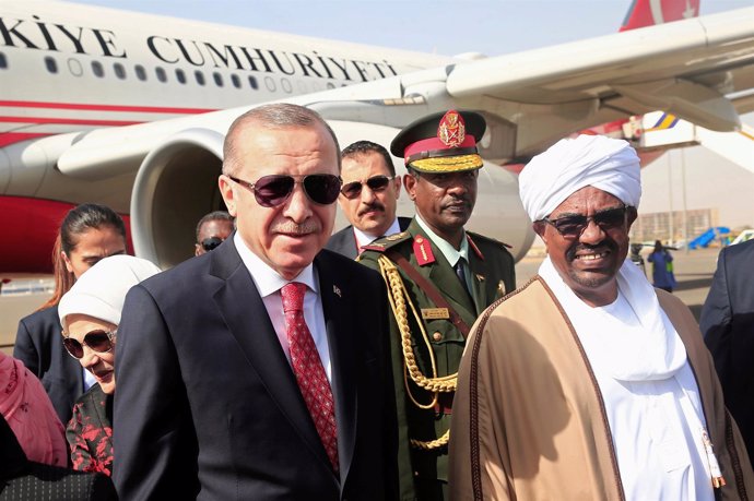 Recep Tayyip Erdogan y Omar Hasán al Bashir en Jartum