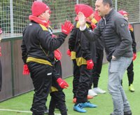 Eusebio visita a los 35 niños que participan en la escuela de fútbol inclusivo de su Fundación en Valladolid