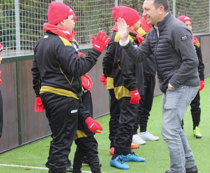 El entrenador Eusebio Sacristán visita la escuela de fútbol inclusivo