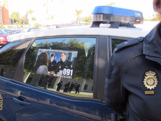 Coche de Policía con campaña contra la violencia de género