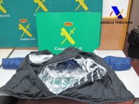 Dos detenidas con 17 kilos de cocaína ocultos en abrigos en el Aeropuerto de Barcelona