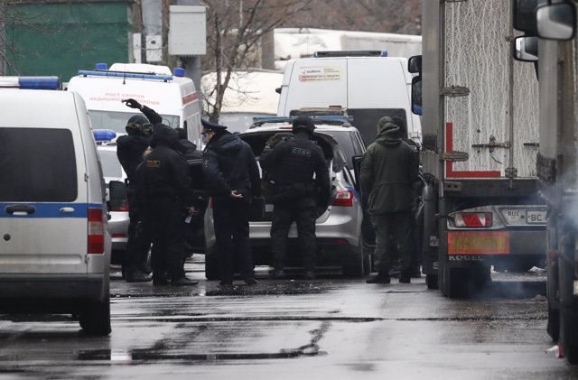 Policías vigilan la fábrica "Menshevik", situada en Moscú, en la que un hombre a