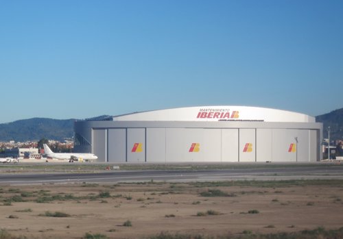 Avión de Vueling junto al hangar de mantenimiento de Iberia en El Prat