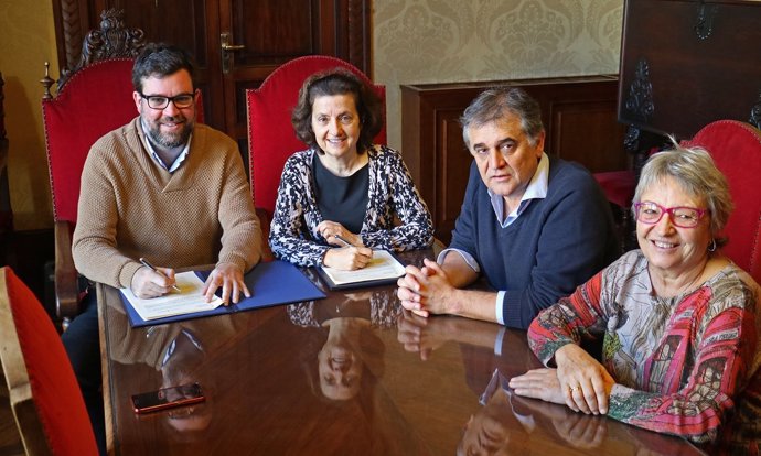 Antoni Noguera y Fina Santiago firman el convenio de colaboración