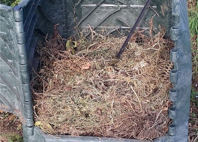 Compostador de Sogama con restos de podas