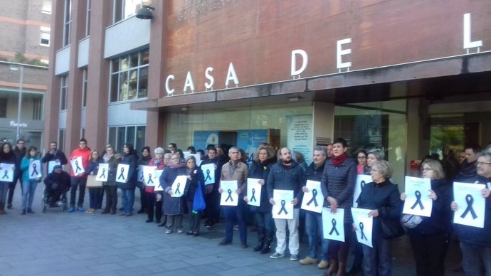 Concentración por la mujer asesinada en Sant Adrià de Besòs, Barcelona