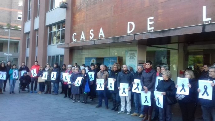 Concentració per la dona assassinada a Sant Adrià de Besòs, Barcelona