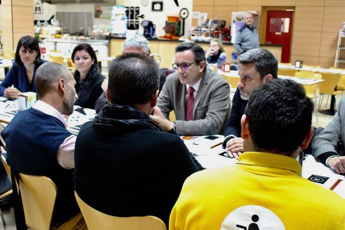 Reunión de Diego Conesa con trabajadores del aeropuerto de San Javier
