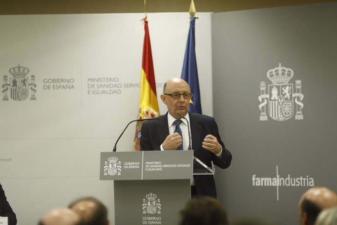 Cristóbal Montoro firma con Farmaindustria la renovación del covnenio de colabor