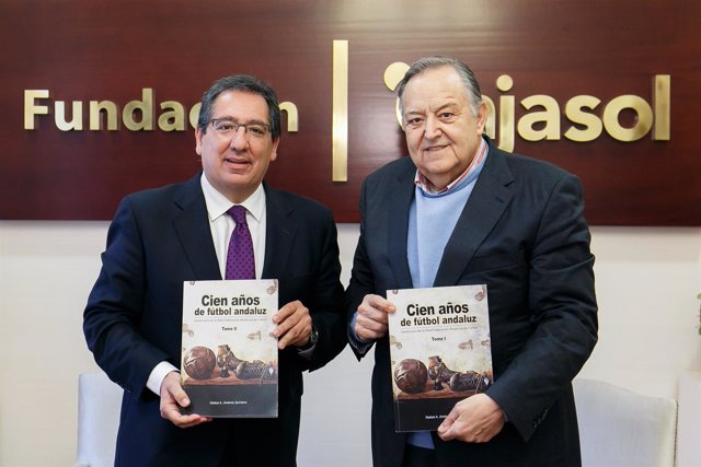 Antonio Pulido y Eduardo  Herrera, presentan 'Cien años de fútbol andaluz'