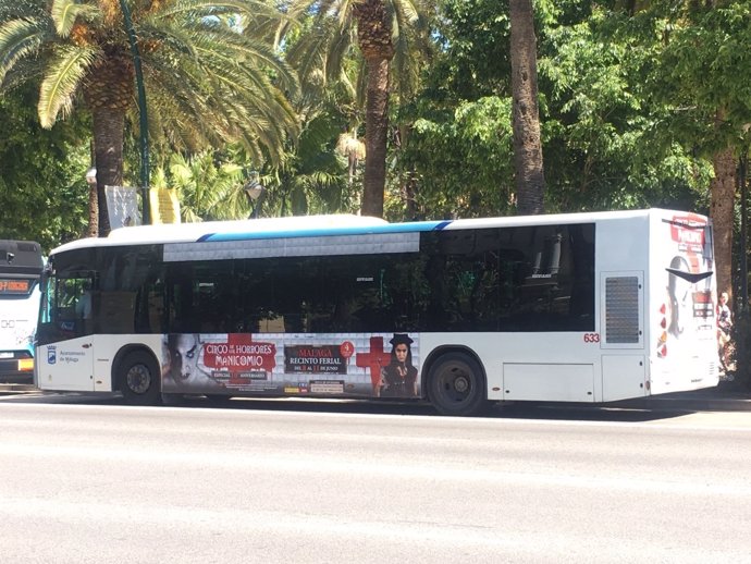 Autobús EMT Máalga con publicidad de 'Manicomio' del Circo de los Horrores