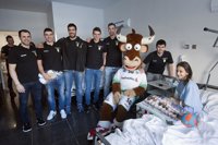 Los niños y niñas del CHN reciben la visita de los jugadores del equipo de balonmano Helvetia Anaitasuna