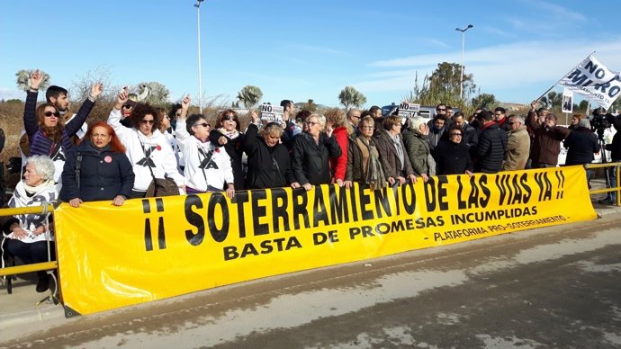 Manifestantes Plataforma Pro-Soterramiento aguardan a Rajoy
