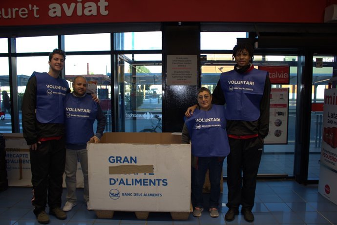 Un grup de voluntaris del Gran Recapte amb una banyera per recollir aliments