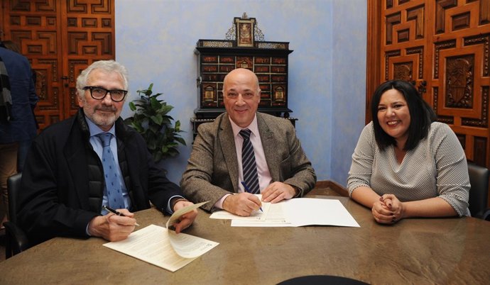 Antonio Ruiz (centro), durante la firma