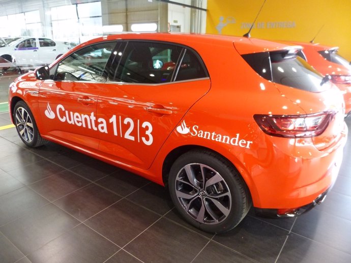 Coche de Renault con publicidad de Banco Santander