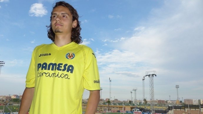 El delantero turco Enes Ünal firma con el Villarreal