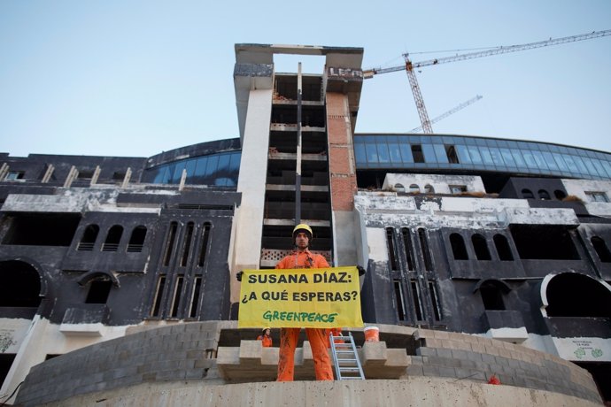 Activistas de Greenpeace repintan 'Hotel Ilegal' en la fachada de El Algarrobico